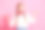 照片中开朗的女孩穿着白色时尚的衣服，介绍了两种产品变体，空白空间海报孤立在粉红色背景上图片下载