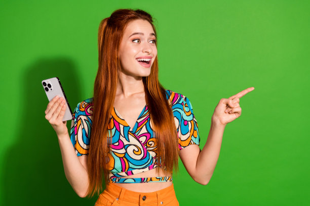 照片中美女的肖像装置震撼了目光点空，穿着时尚复古的衣服孤立在绿色背景上图片下载