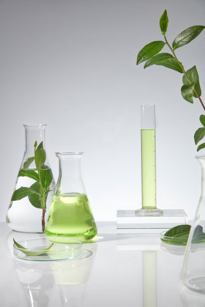 为宣传自然产品的绿茶主题的垂直照片。绿茶是化妆品、保健品或清洁产品中最常见的成分，具有天然的香味图片下载