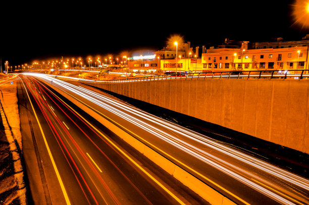 一条很长的公路，车流量很大，有很多灯图片下载