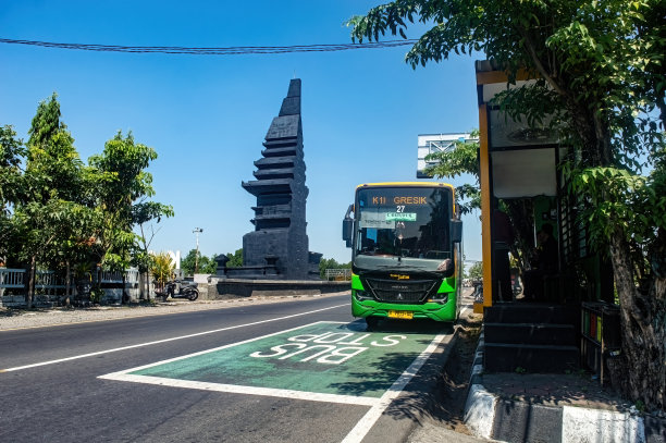 2024年5月16日，一辆名为Trans Jatim的公共交通城市巴士将停靠在印度尼西亚的公交车站或候车亭。图片下载