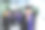 研究生站在长袍和文凭。图片下载