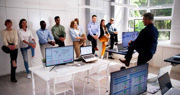 办公桌附近的企业瑜伽图片下载