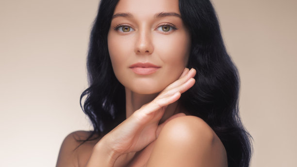 美丽的照片，干净和健康的皮肤触摸她的脸图片下载