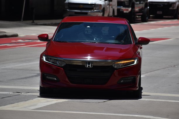 图为一辆酒红色本田雅阁运动轿车在市中心金融区巡游图片下载