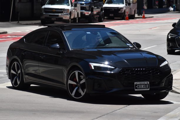 一辆黑色奥迪Q8豪华轿车在市区巡游图片下载