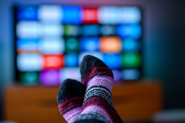 女人看电视流媒体平台，智能电视图片下载