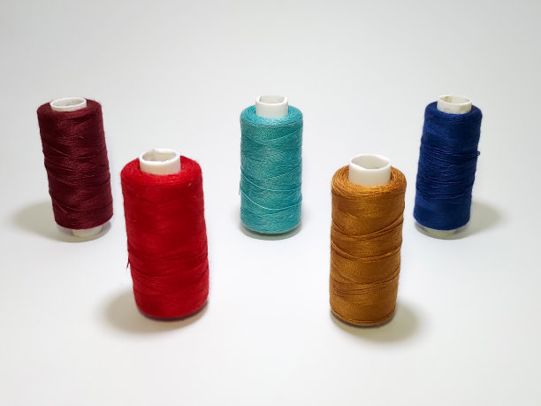在白底上缝纫的一套颜色线。图片下载