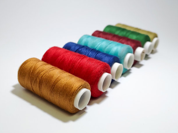 在白底上缝纫的一套颜色线。图片下载