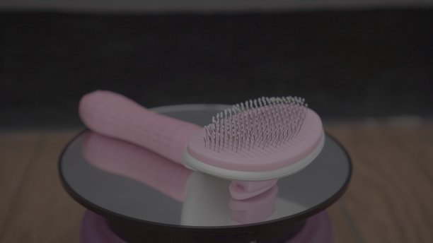 现代用塑料制成的梳子用来梳理粗壮而不规则的猫图片下载