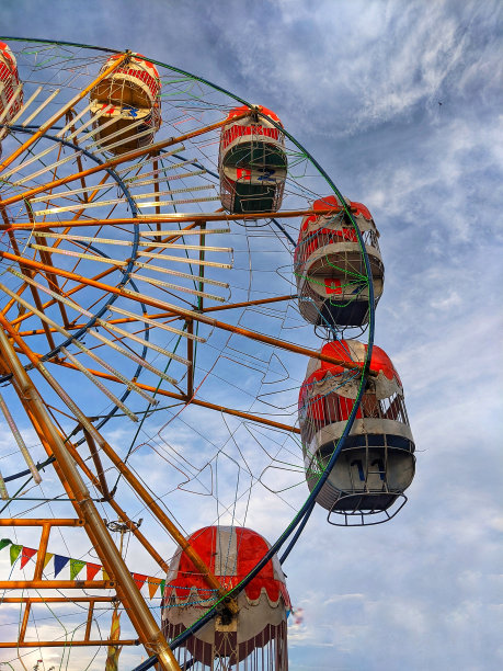 摩天轮链准备在夜市上玩图片下载