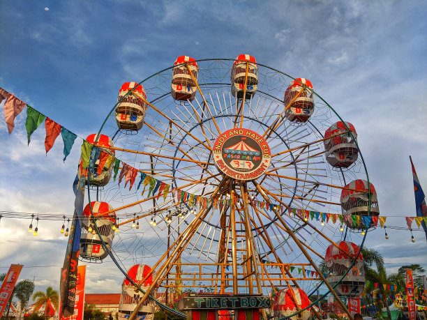 摩天轮链准备在夜市上玩图片下载