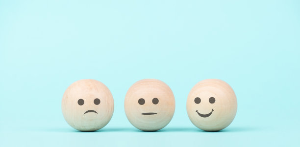 快乐的笑脸传递快乐给悲伤的脸，心理健康和态度，积极和消极的心态，影响情绪，支持和抑郁图片下载