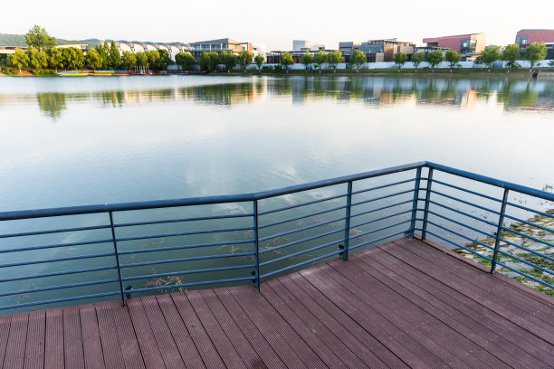 湖面上映出的天际线图片下载