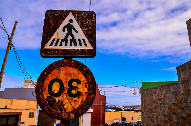 一个人在人行横道上行走的标志，上面写着数字30图片下载