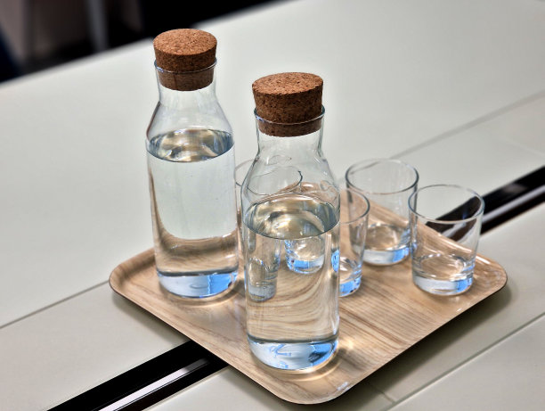 有软木塞的玻璃瓶。为参加公司商务会议的人准备一杯水。可随意饮用、补水图片下载