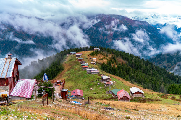 博果高原鸟瞰图。高原房屋的照片，壮丽的雾气山景。街头舞魂,土耳其。图片下载