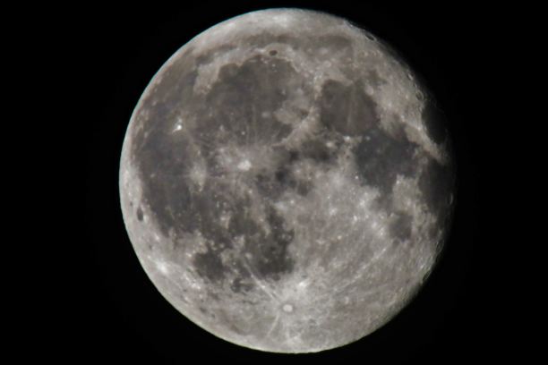 天上有月亮，照片为背景，夜里有满月图片下载