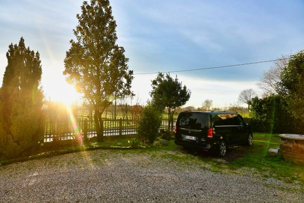 汽车在路上，照片作为背景图片下载