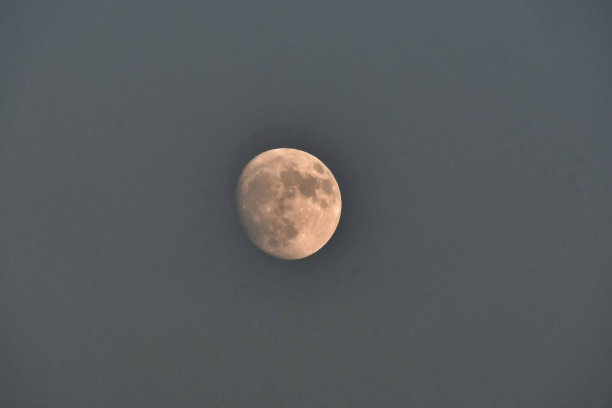 天上有月亮，照片为背景图片下载