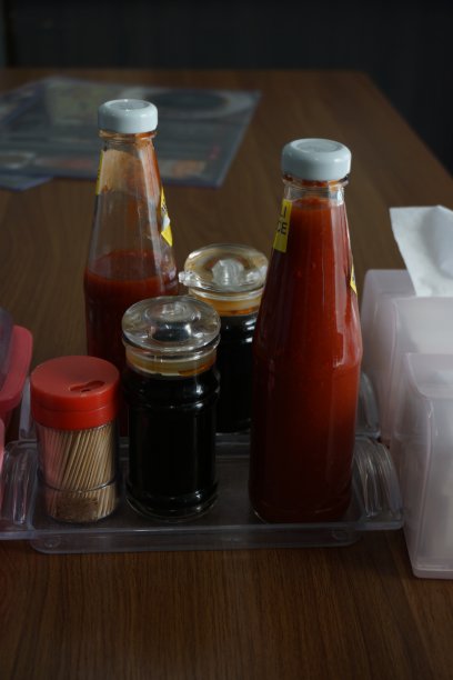 有番茄酱、芥末和调味品的桌子。图片下载