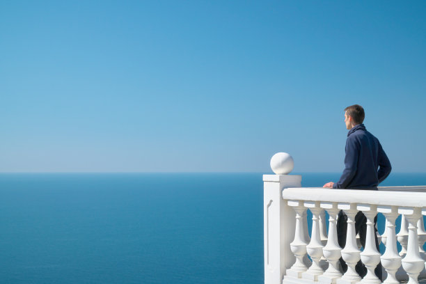 一个人站在阳台上看海图片下载