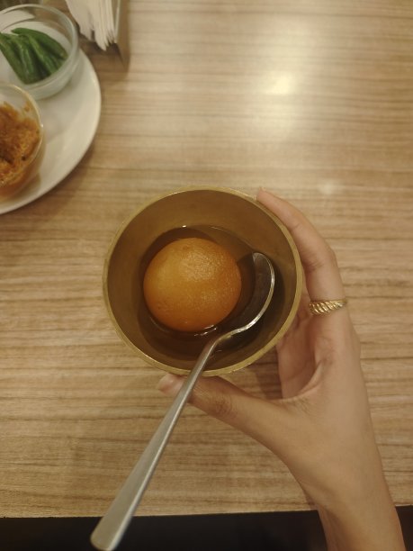 手捧碗与古拉贾蒙-印度甜股票照片图片下载