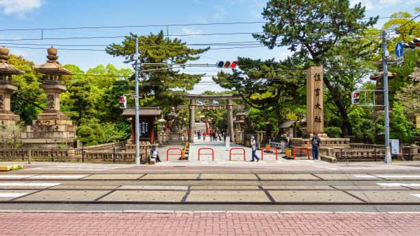 日本大阪的街道，毗邻佛教和神道教寺庙图片下载