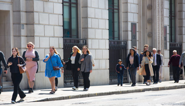 伦敦城，人们走在英格兰银行广场，图片下载