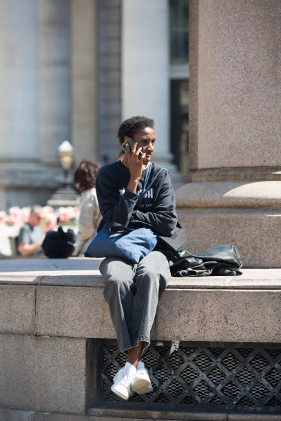 午餐时间，人们在英格兰银行广场休息图片下载