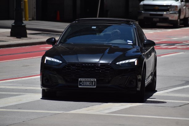 一辆黑色奥迪RS豪华轿车在市区巡游图片下载