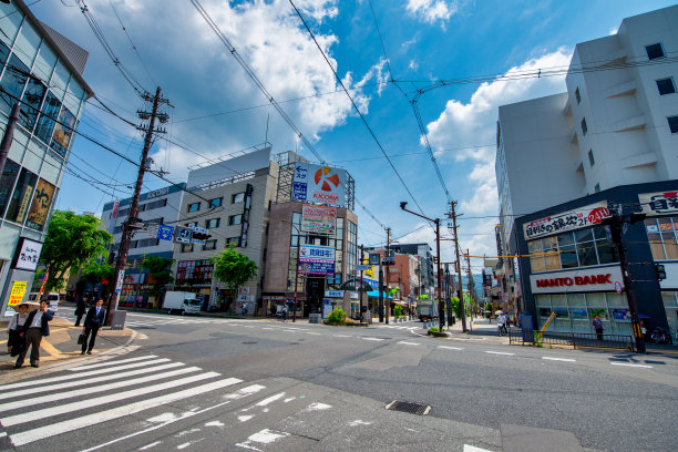 日本奈良。阳光明媚的日子里，游客们沿着桑乔多利街走。图片下载