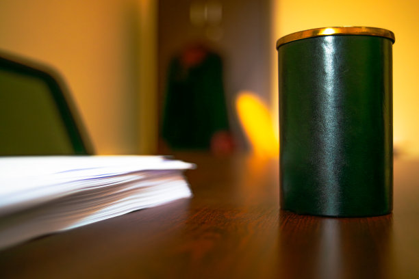 书桌必需品:铅笔盒和A4纸图片下载