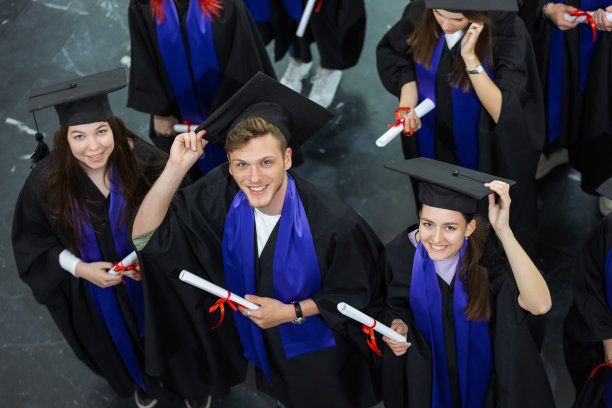 一群戴着长袍和文凭的毕业生图片下载