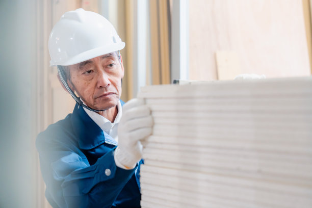 工匠在现场清点材料图片下载