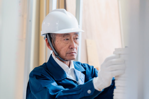 工匠在现场清点材料图片下载