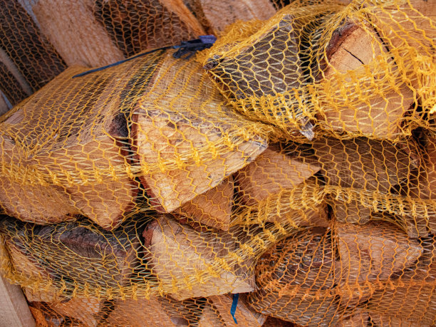 用网捆扎出售的柴火，图片下载