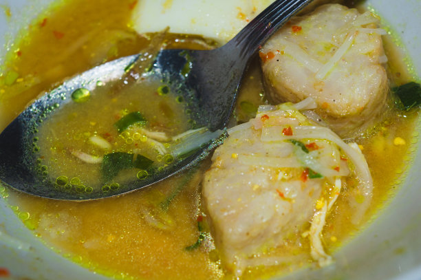 剩下的肉汁鸡汤和几块年糕图片下载