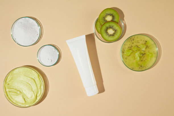 模拟广告与没有标签的美容管的去角质霜显示在中心的淡黄色纹理。高角度拍摄的照片，复印空间图片下载