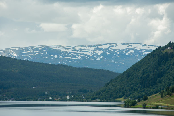 风景优美，贺卡照片中有挪威的山景，山谷中有一条碧水的河流。图片下载