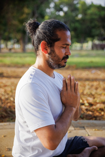 在公园做瑜伽的印度男子肖像照片图片下载
