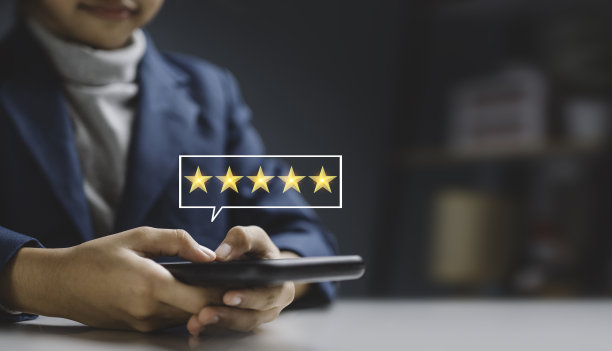 顾客评价满意度反馈调查概念，用户对在线应用程序的服务体验进行评分，顾客可以对服务质量进行评价，从而得出企业的声誉排名。图片下载