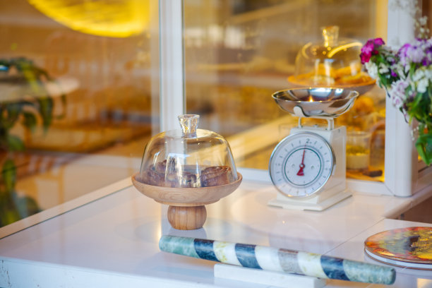 从蛋糕店的玻璃前面看到的景象图片下载