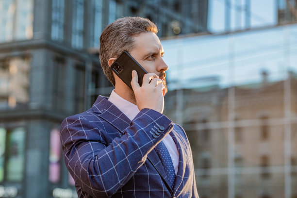 商人在智能手机上通话的照片，横幅。图片下载