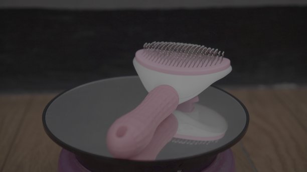 现代用塑料制成的梳子用来梳理粗壮而不规则的猫图片下载