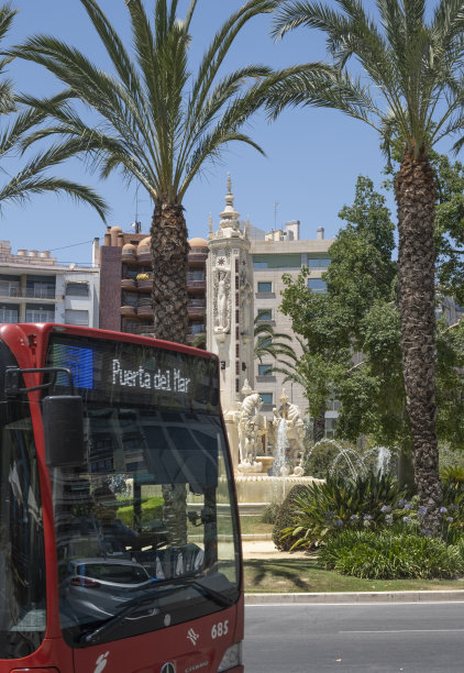 阿利坎特，西班牙，科斯塔布兰卡。在市中心和公共汽车上看到喷泉。图片下载