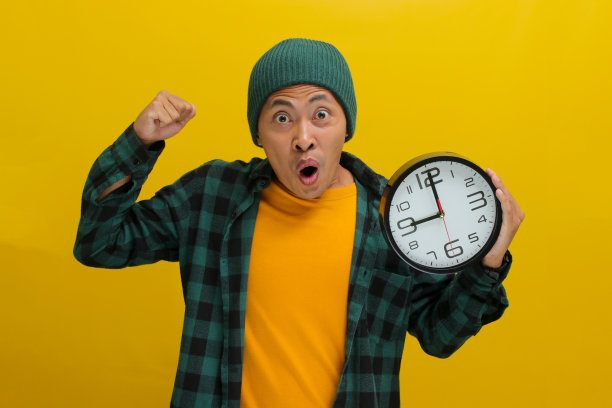 时间过得真快啊!惊讶的男人用时钟握拳图片下载