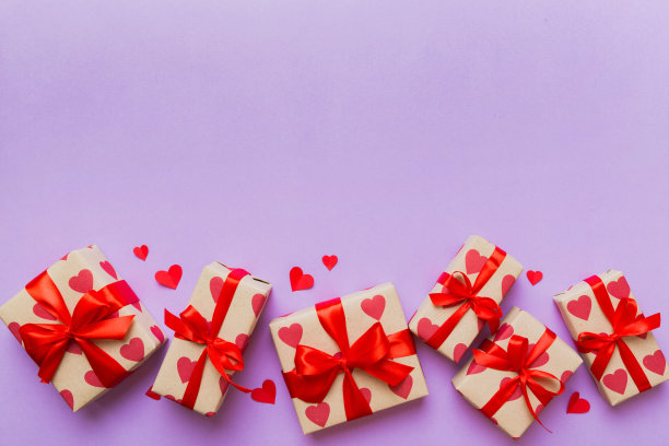 情人节装饰礼盒与红丝带蝴蝶结彩色背景的俯视图照片。假日礼盒与顶视图图片下载