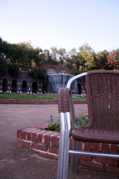 带喷泉的花园里的椅子图片下载