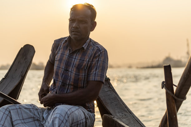 吉大港的船夫在夕阳下的水上划船图片下载